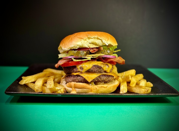 Jumbo Smash Burger with chips